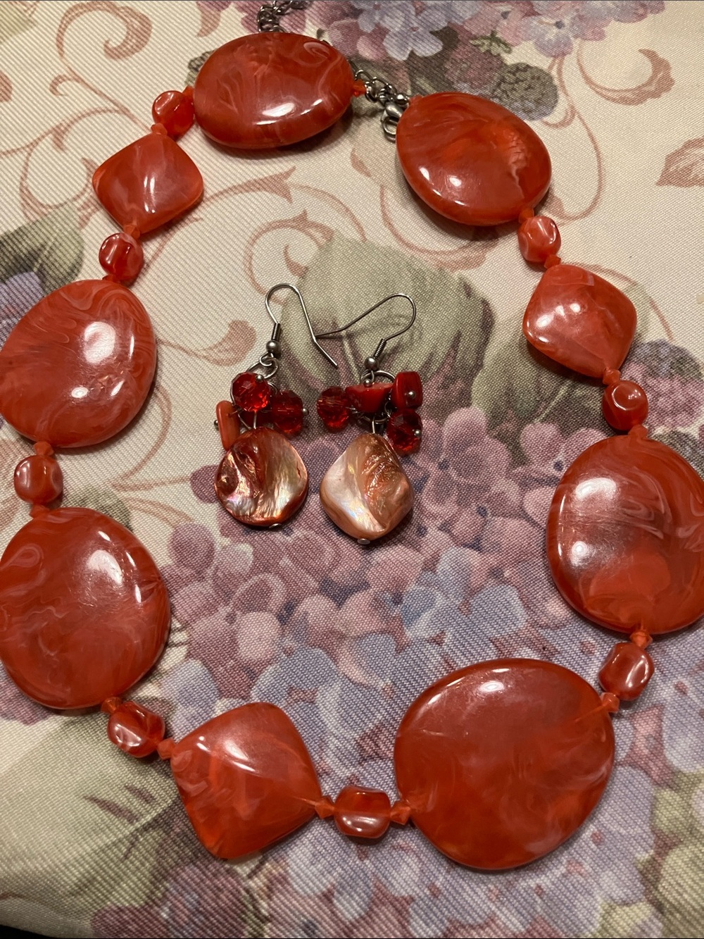 CHUNKY VINTAGE STATEMENT NECKLACE CORAL RESIN OR ACRYLIC BEADS W/ EARRINGS - Picture 8 of 10